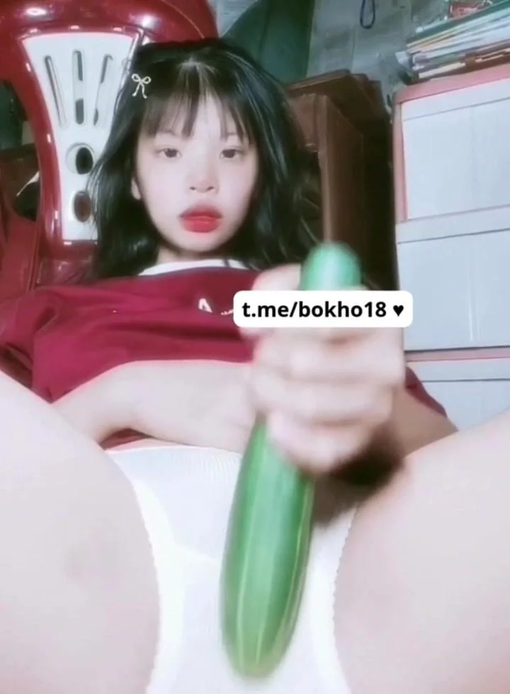 Gạ em rau non sinh viên 2k3 mình dây cực xinh ngồi móc lồn bằng quả dưa leo quay clip gửi a
